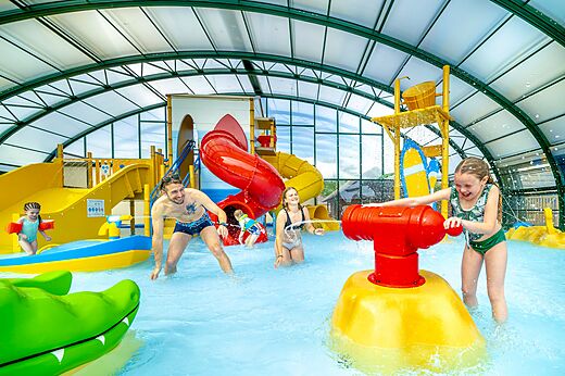 Indoor water park, slides and water games at CAPFUN Boucanet LE GRAU DU ROI (30).