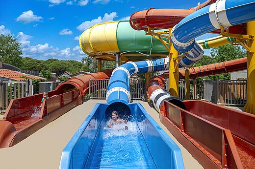 Kleurrijke waterglijbanen en zwembad op camping CAPFUN Boucanet, LE GRAU DU ROI.