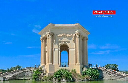 Klassiek paviljoen van Peyrou in Montpellier, een plek om te bezoeken nabij de camping.