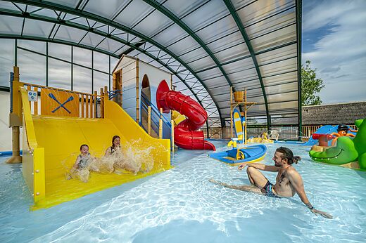 Glijbanen en waterspellen overdekt zwembad CAPFUN Boucanet in LE GRAU DU ROI.