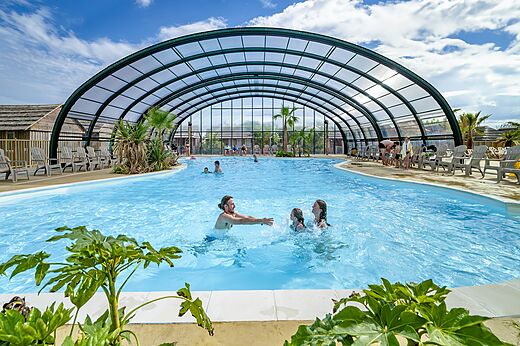 Overdekt en verwarmd zwembad, gezinnen op camping CAPFUN Boucanet, LE GRAU DU ROI.