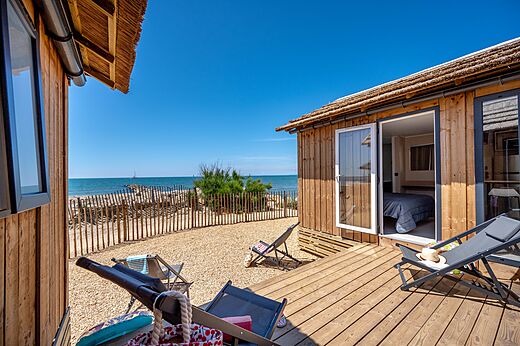 Houten Mobil-home, terras en strand op camping CAPFUN Boucanet in LE GRAU DU ROI (30).