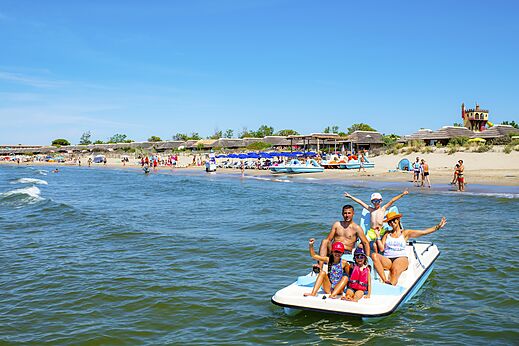 Familie op waterfiets op zee, strand van camping CAPFUN Boucanet, LE GRAU DU ROI.