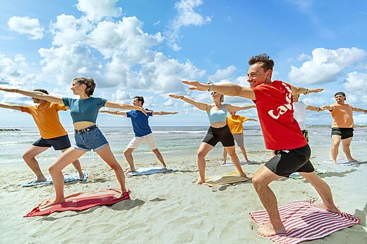 Groepsyogales op het strand op camping CAPFUN Boucanet in LE GRAU DU ROI (30).
