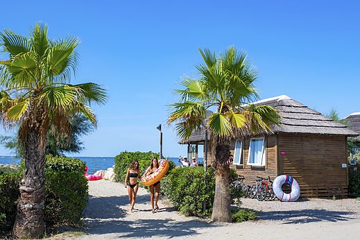 Zandstrand, zee en stacaravan op camping CAPFUN Boucanet.