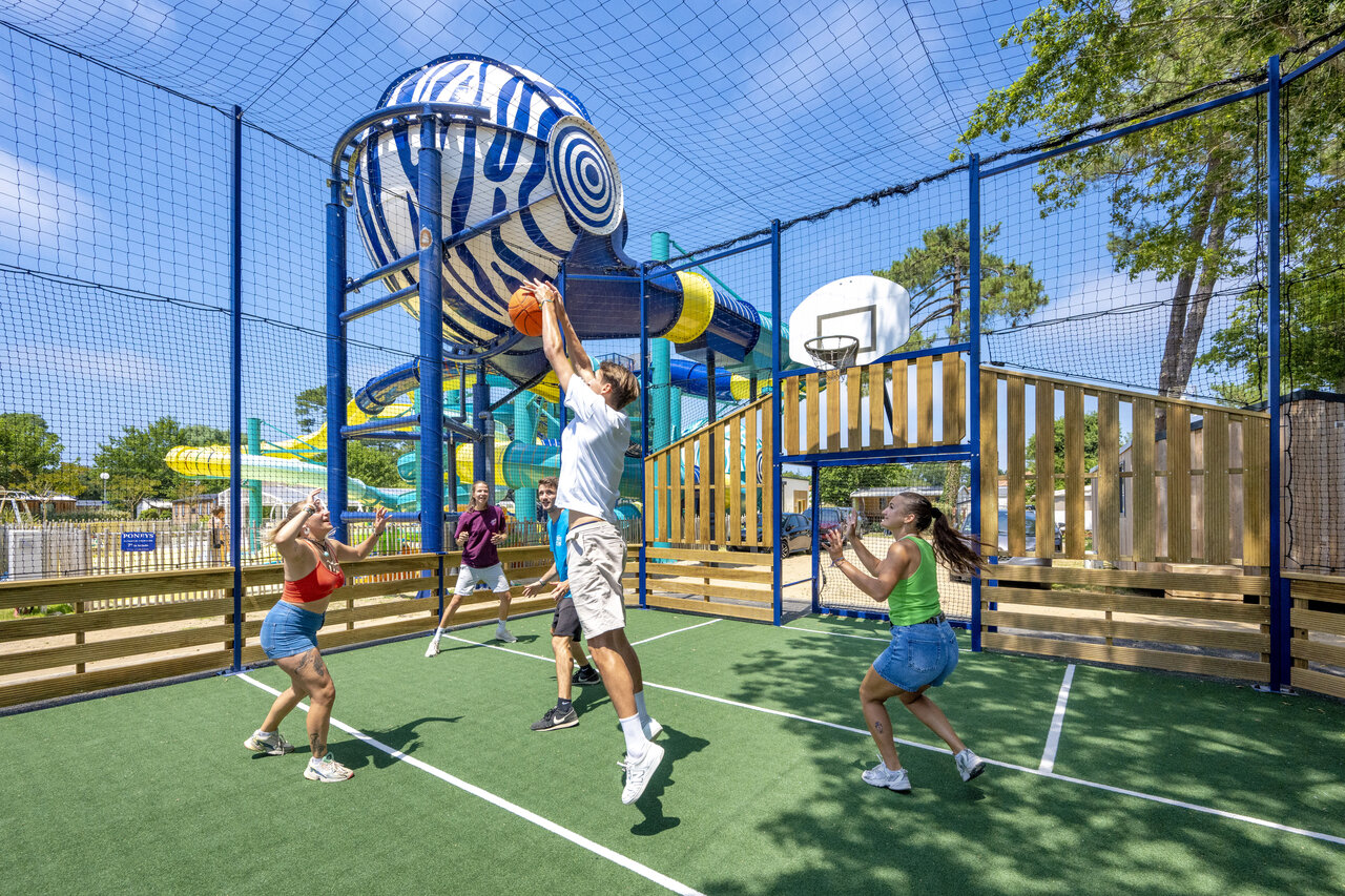 Basketball, water park at VAGUES OCEANES Boudigau campsite in LABENNE OCEAN (40).
