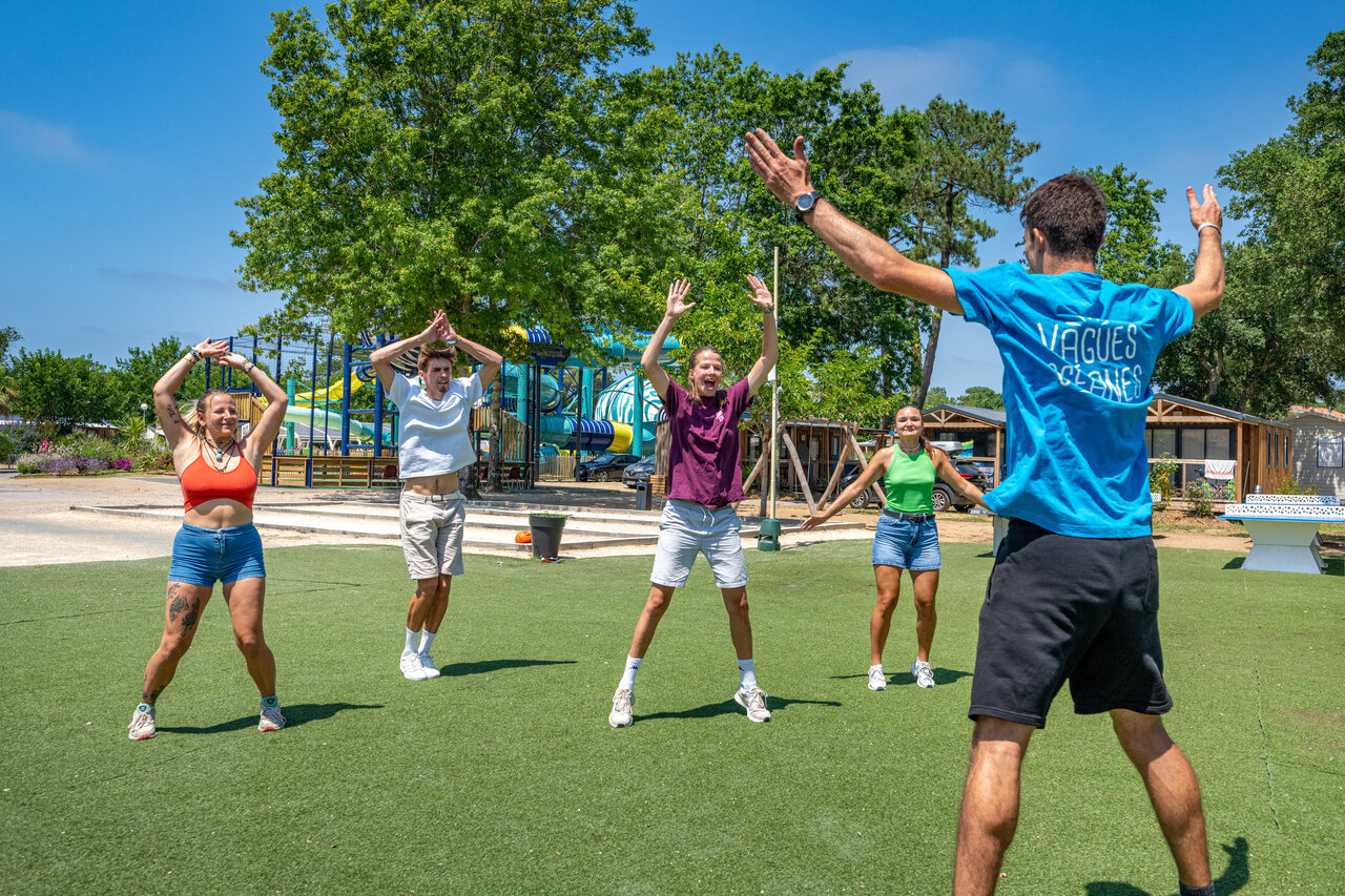 Group fitness animation on turf at VAGUES OCEANES Boudigau campsite in LABENNE OCEAN (40).
