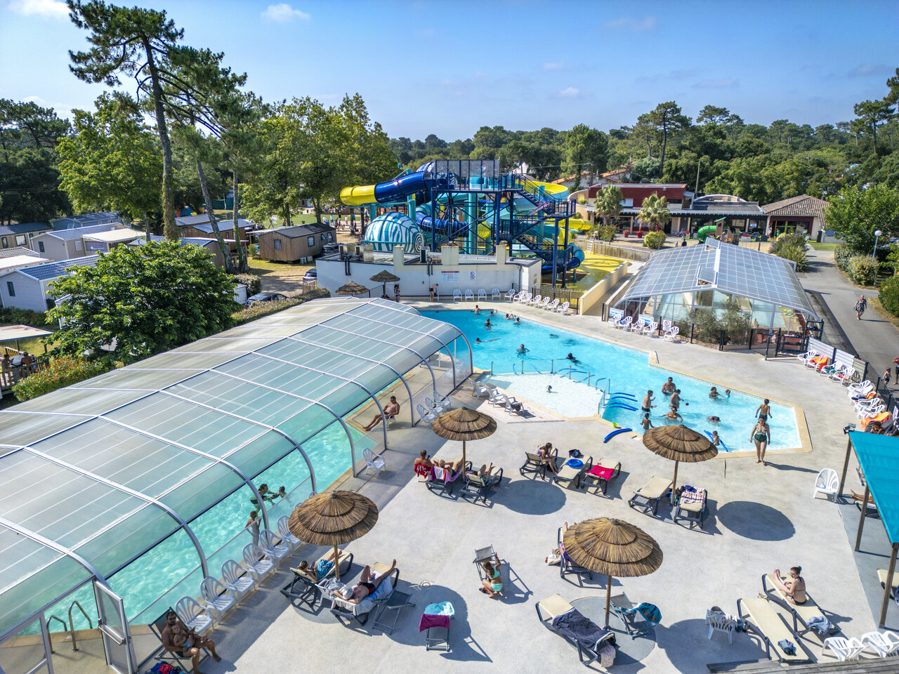Outdoor, covered pools and water slides at VAGUES OCEANES Boudigau campsite in LABENNE OCEAN (40).
