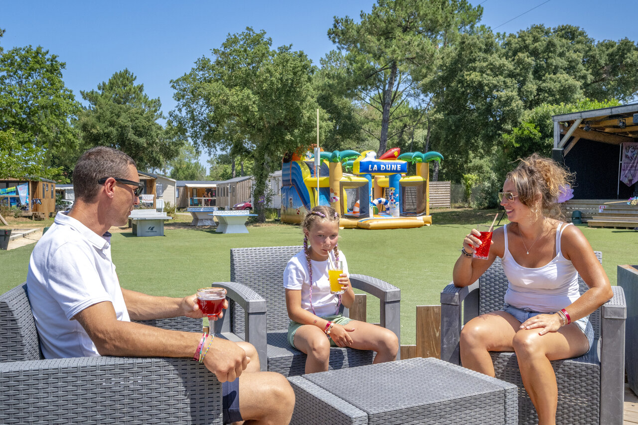 Relaxation and inflatable games at VAGUES OCEANES Boudigau campsite in LABENNE OCEAN (40).