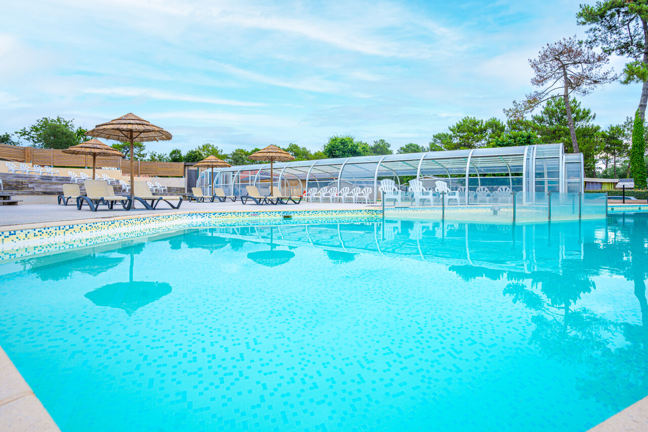 Outdoor pool, covered area, sun loungers at VAGUES OCEANES Boudigau, LABENNE OCEAN (40).