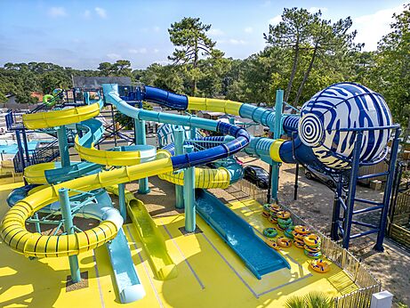 Riesige Wasserrutschen auf dem Campingplatz VAGUES OCEANES Boudigau in LABENNE OCEAN (40).