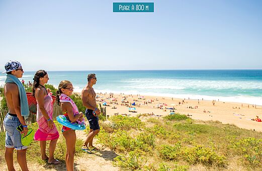 Familie blickt auf den Sandstrand und das Meer auf dem Campingplatz VAGUES OCEANES Boudigau in LABENNE OCEAN (40).
