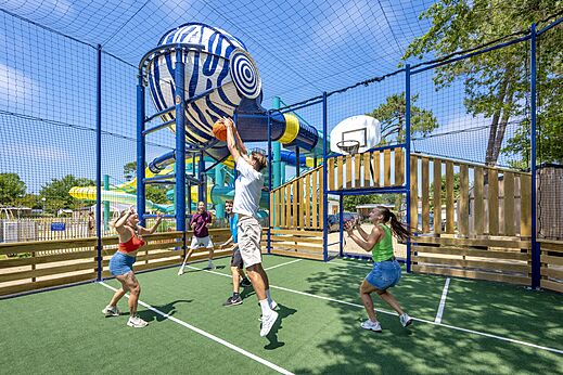 Jugendliche spielen Basketball auf Multisportplatz auf Camping VAGUES OCEANES Boudigau in LABENNE OCEAN (40).