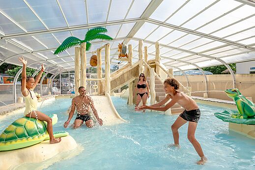 Überdachtes Schwimmbad, Wasserspiele, Rutschen, Familie auf Camping VAGUES OCEANES.