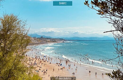 Strand von Biarritz, belebter Ort mit Badegästen und Surfern in der Nähe des Campings.