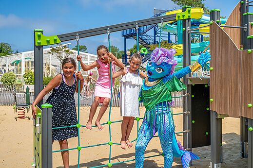 Kinder und Maskottchen auf Spielplatzstruktur auf Campingplatz VAGUES OCEANES Boudigau in LABENNE OCEAN (40).