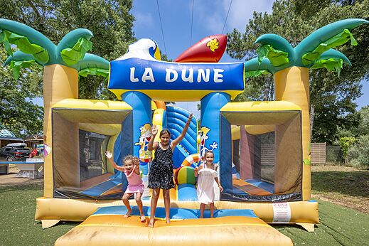 Hüpfburg 'La Dune' für Kinder auf dem Campingplatz VAGUES OCEANES Boudigau in LABENNE OCEAN.