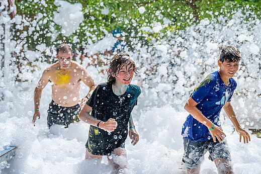 Schaumparty mit lachenden Kindern und Erwachsenen auf dem Campingplatz VAGUES OCEANES Boudigau in LABENNE OCEAN (40).