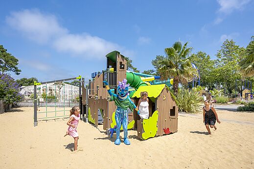 Spielplatz, Kinder und Maskottchen auf dem Campingplatz VAGUES OCEANES Boudigau in LABENNE OCEAN (40).