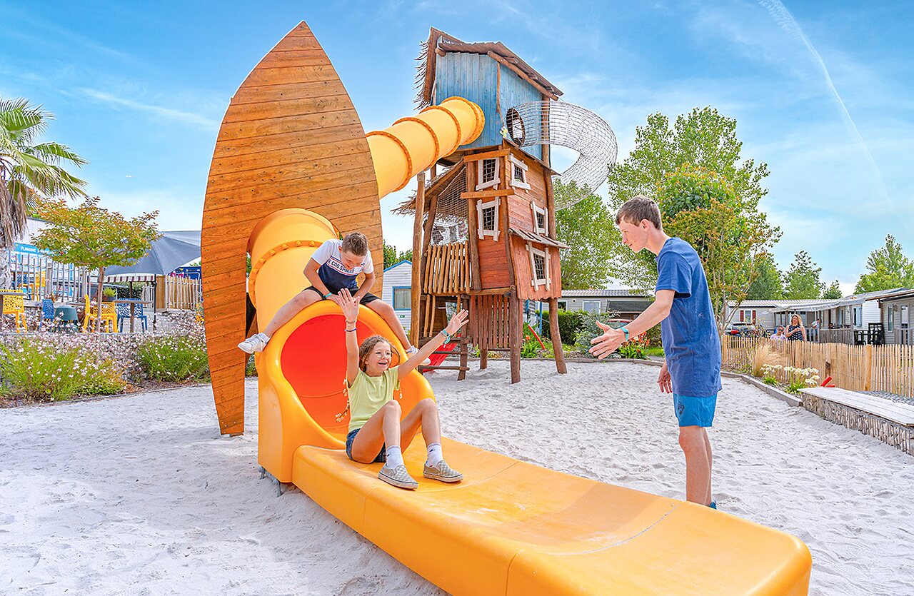 Kinder auf Rutsche und Spielplatz auf Campingplatz CLICOCHIC Brandais in Brem sur Mer.