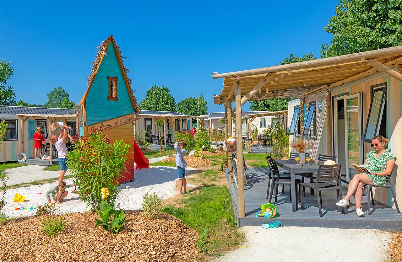 Bunte Mobilheime, Spielplatz und Familien auf Campingplatz CLICOCHIC Brandais Brem sur Mer (85).