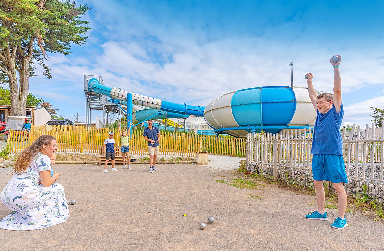 Familie spielt Boule, Wasserrutschen, Campingplatz CLICOCHIC Brandais, Brem sur Mer (85).