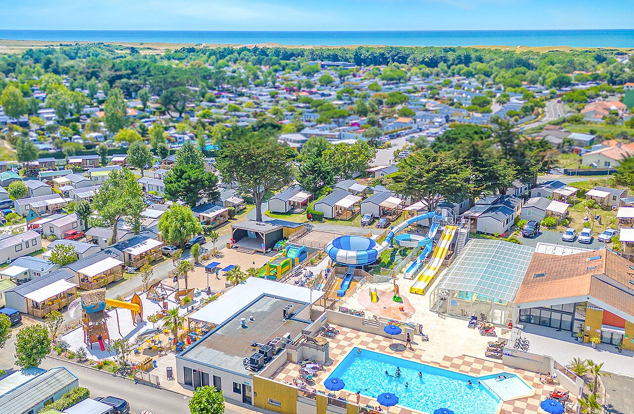 Wasserpark, Mobil-heime, Luftbild auf dem Campingplatz CLICOCHIC Brandais in Brem sur Mer.