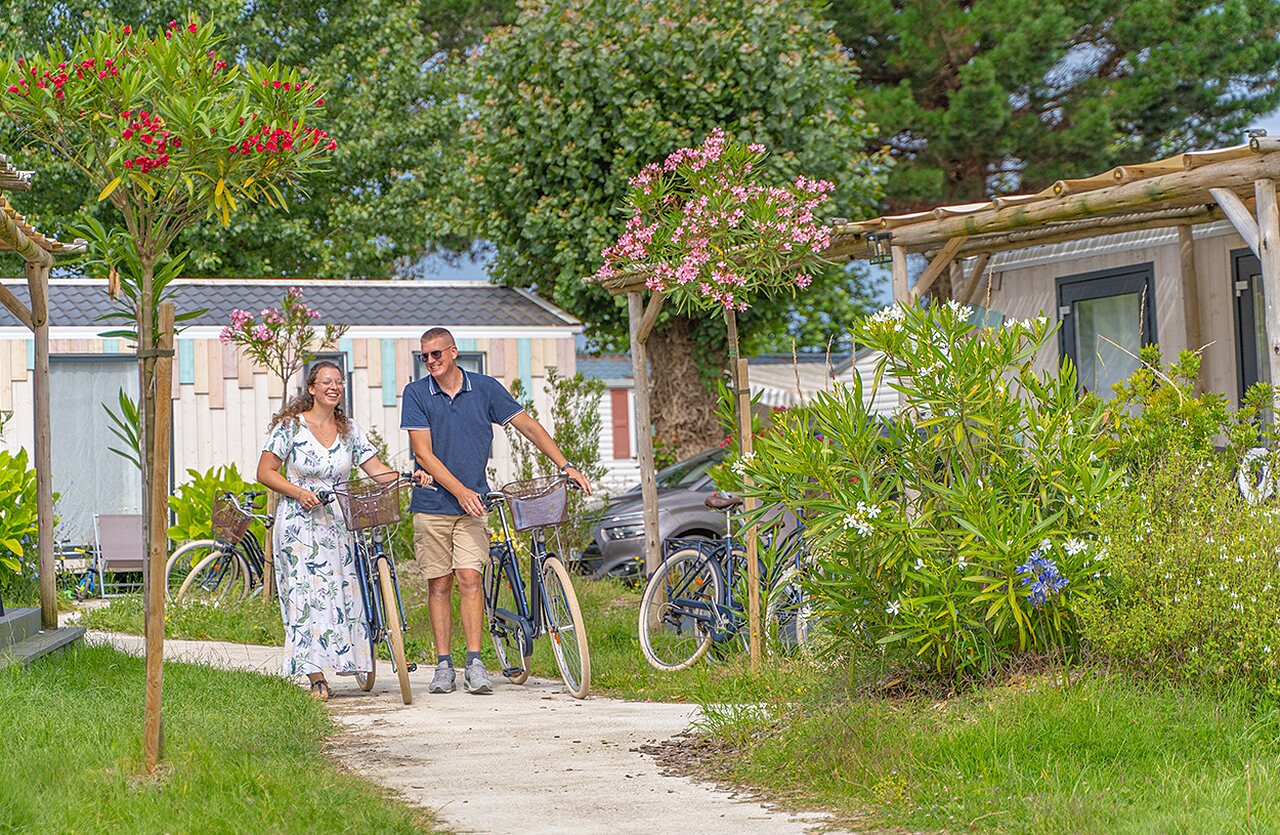 Fahrr�der auf dem Campingplatz CLICOCHIC Brandais in Brem sur Mer (85).