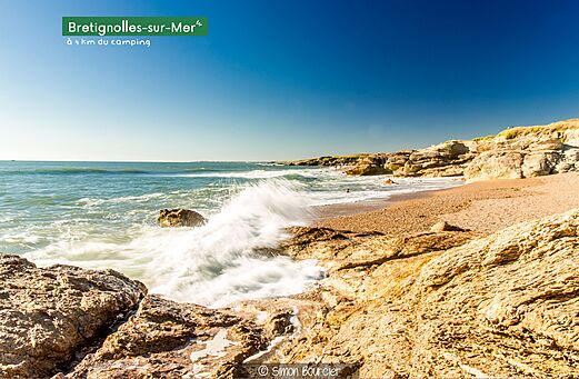 Felsstrand von Brétignolles-sur-Mer mit Wellen und Klippen, Vendée.