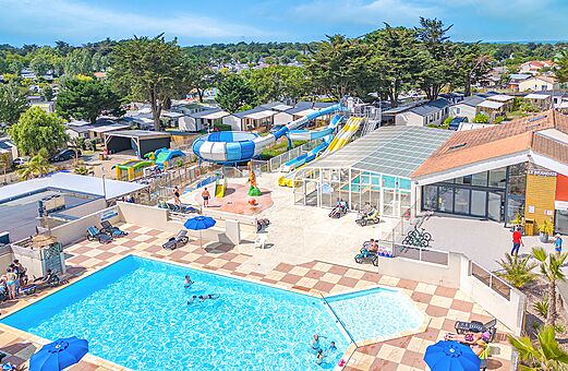 Schwimmbad, Wasserrutschen und Spielzone Camping CLICOCHIC Brandais, Brem sur Mer (85).
