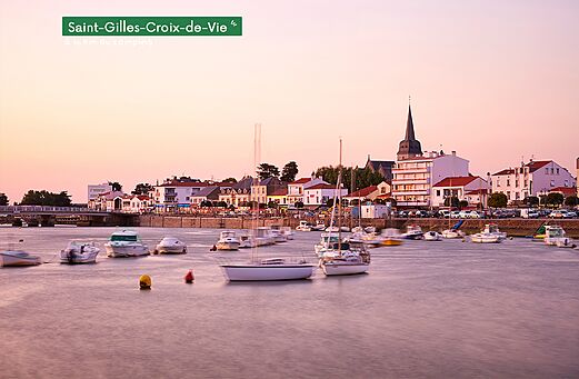 Yachthafen von Saint-Gilles-Croix-de-Vie in der Vendée bei Sonnenuntergang.