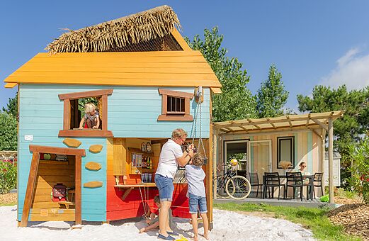 Kinderspielhaus auf dem Campingplatz CLICOCHIC Brandais in Brem sur Mer (85).