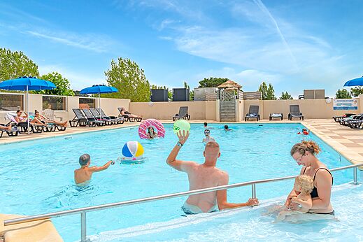 Außenpool mit Familien und Kindern, Stühle, auf dem Campingplatz CLICOCHIC Brandais in Brem sur Mer (85).