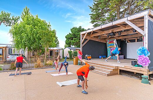 Fitness-Animation auf Außenbühne auf dem Campingplatz CLICOCHIC Brandais in Brem sur Mer (85).