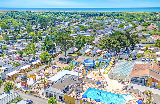 Wasserpark und Mobilheime auf dem Campingplatz CLICOCHIC Brandais in Brem sur Mer (85).
