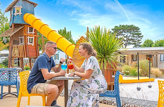 Bar, Spielplatz und Paar. Campingplatz CLICOCHIC Brandais in Brem sur Mer (85).