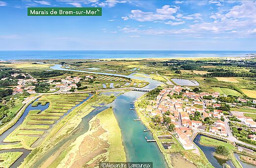 Sümpfe von Brem-sur-Mer, Küstenlandschaft mit Dorf und Fluss, Vendée.