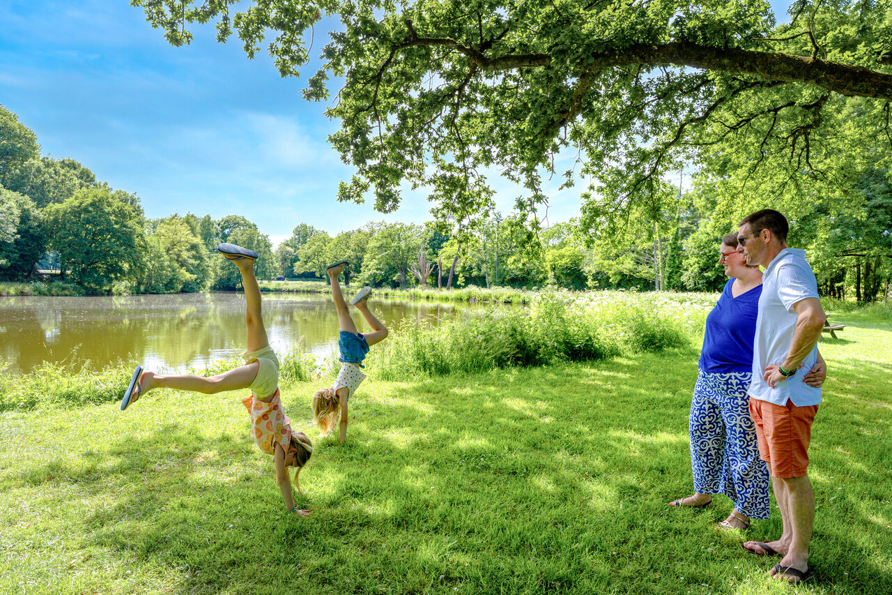 Kinder machen Radschl�ge am See, auf dem Campingplatz CAPFUN Breteche in Les Epesses (85).