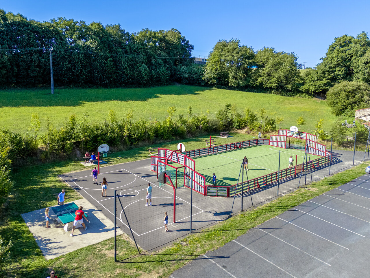 Multisportplatz, Basketball, Tischtennis auf dem Campingplatz CAPFUN Breteche in Les Epesses (85).