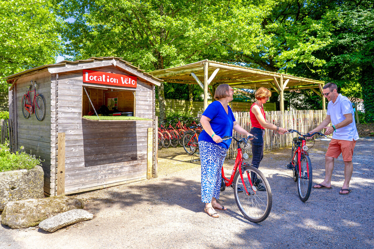 Roter Fahrradverleih f�r Erwachsene auf Campingplatz CAPFUN Breteche, Les Epesses (85).