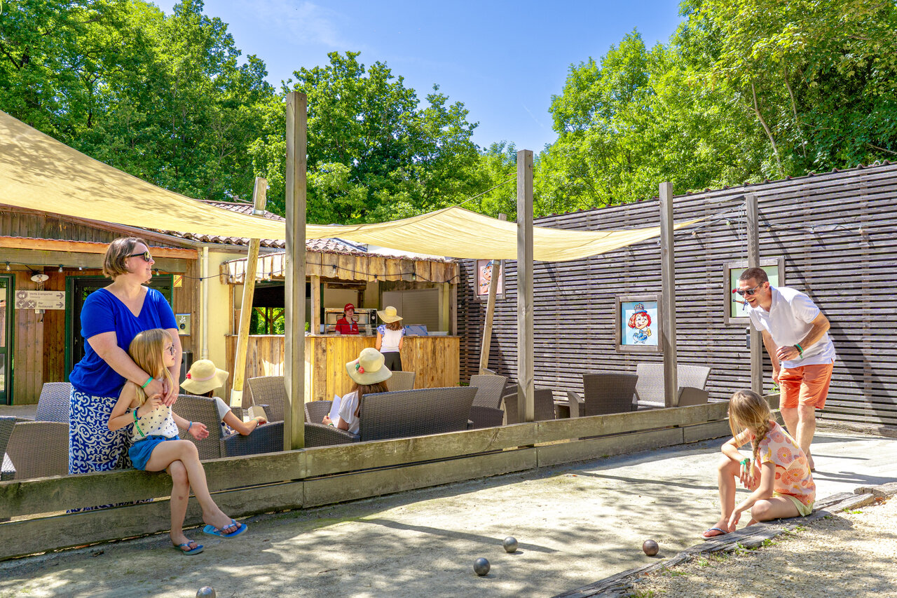 Bocciabahn und Au�enbar auf dem Campingplatz CAPFUN Breteche in Les Epesses (85).