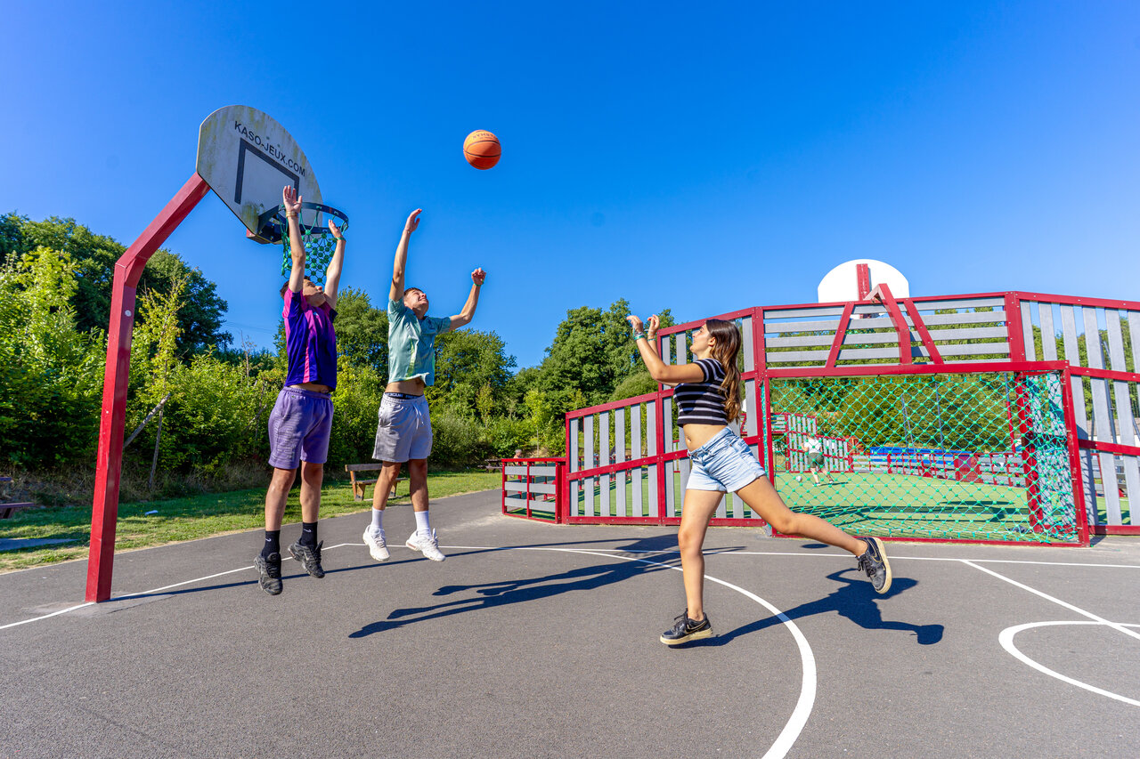 Jugendliche spielen Basketball auf Multisportplatz CAPFUN Breteche Les Epesses (85).