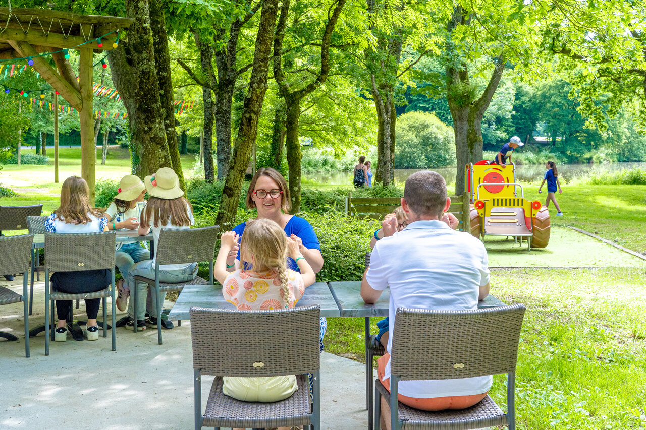 Familien auf Au�enterrasse, Kinder spielen am See, CAPFUN Breteche Campingplatz.