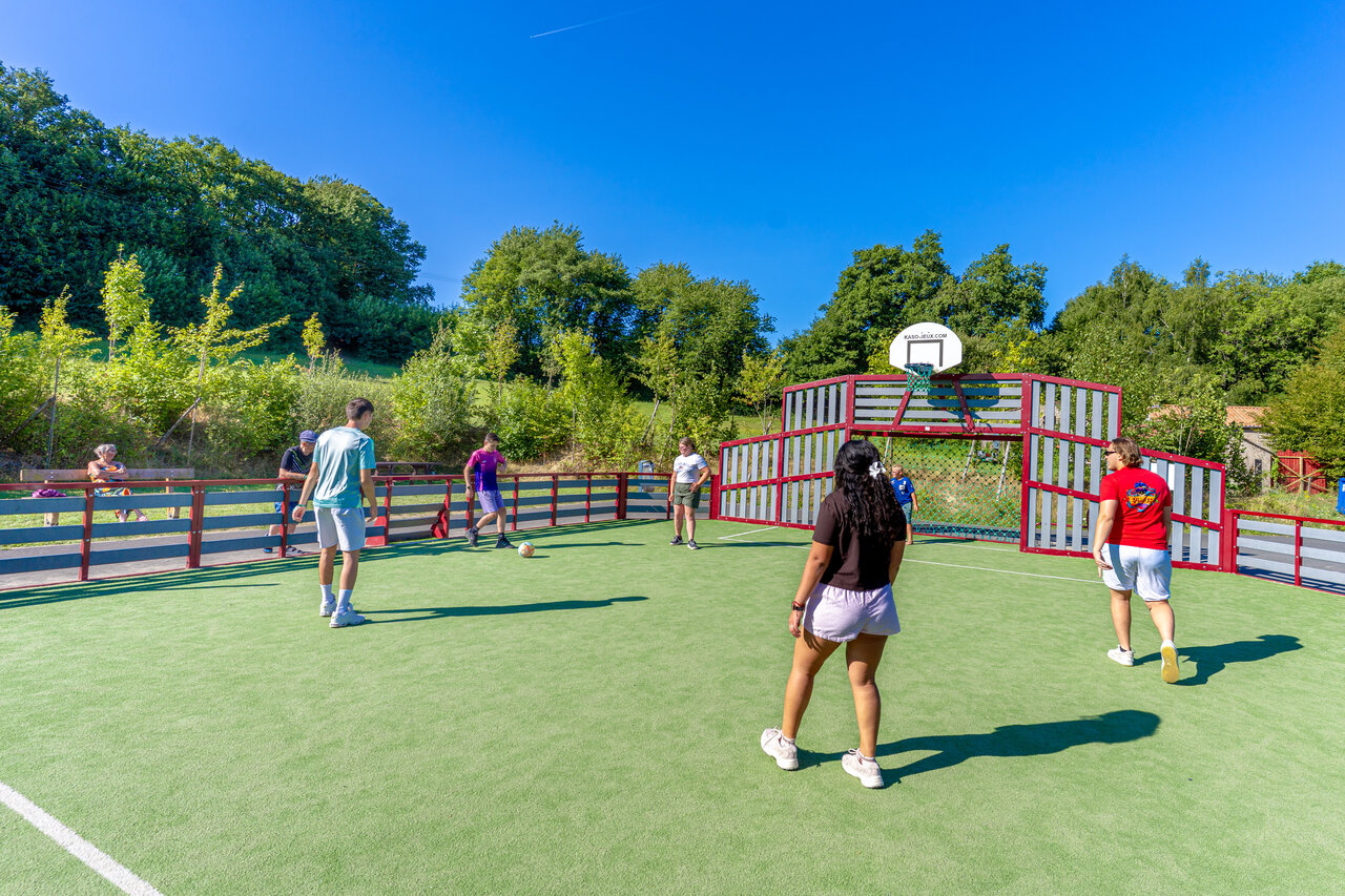 Sportliche Aktivit�ten auf Multisportplatz auf Camping CAPFUN Breteche, Les Epesses (85).