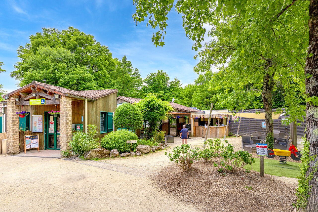 Rezeption, Bar und Spielplatz auf Campingplatz CAPFUN Breteche, Les Epesses.