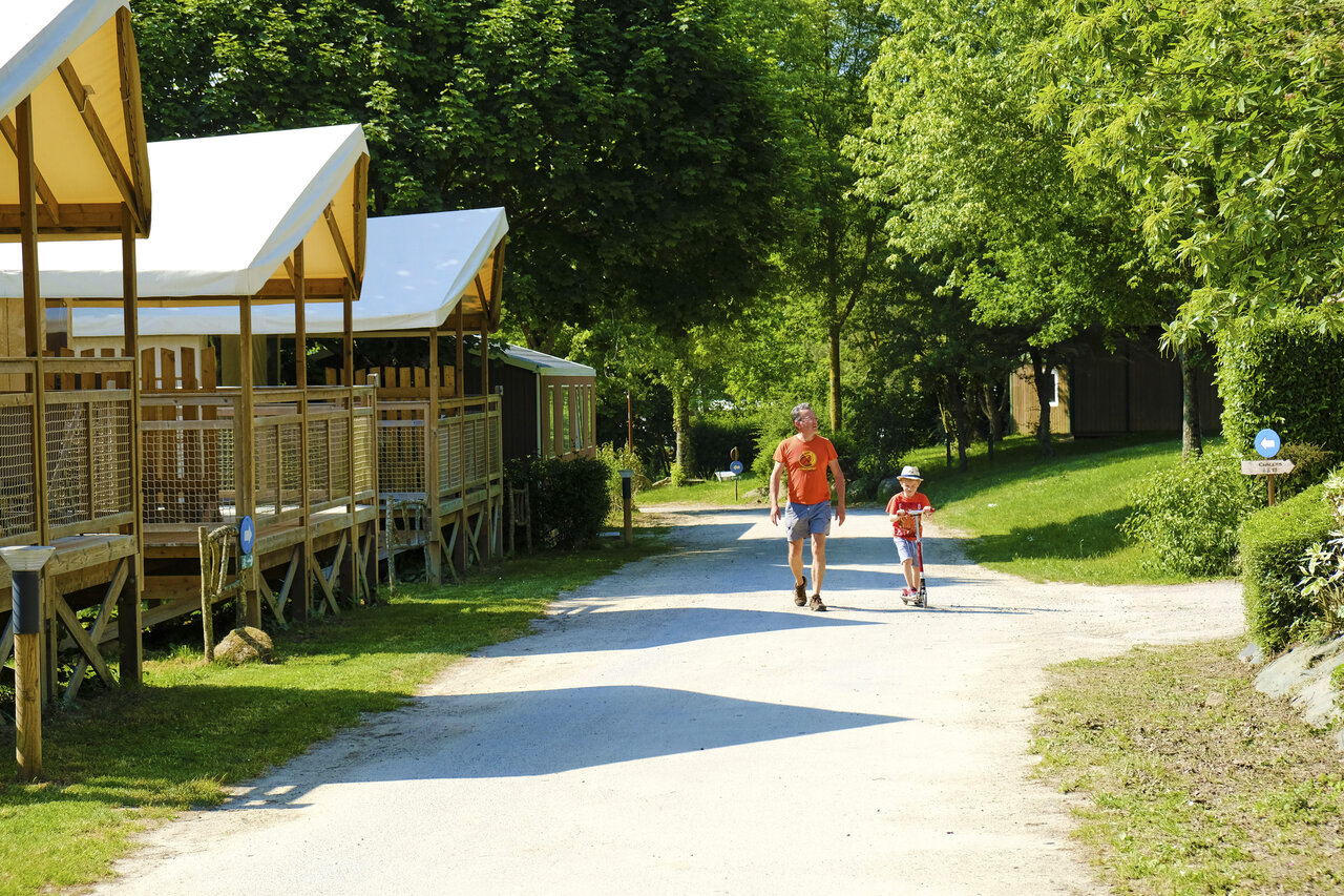 Unterk�nfte, Weg, Vater und Kind auf dem Campingplatz CAPFUN Breteche in Les Epesses (85).