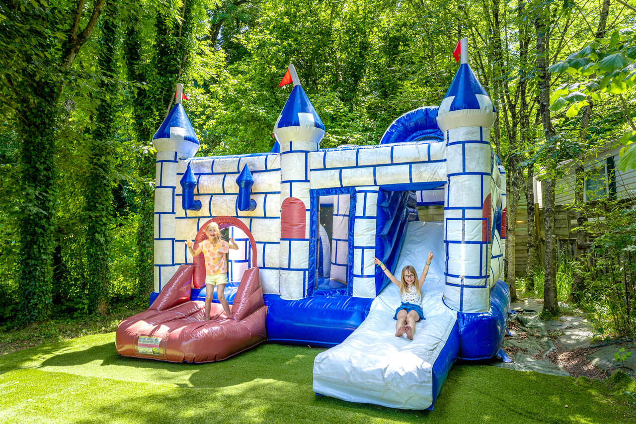 H�pfburg, Rutschen und Kinder auf dem Campingplatz CAPFUN Breteche, Les Epesses (85).