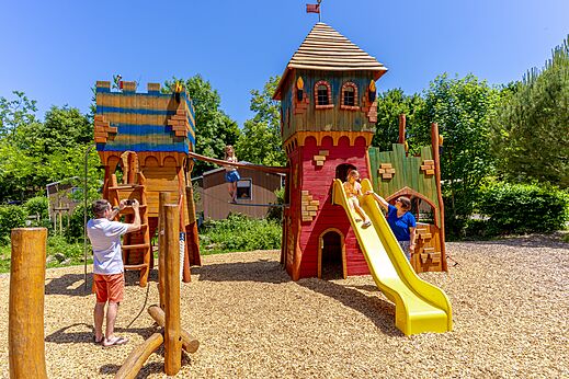 Spielplatz Burg mit Rutsche und Kindern auf dem Campingplatz CAPFUN Breteche in Les Epesses (85).