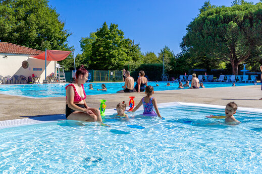 Familien-Au�enpool mit spielenden Kindern auf dem Campingplatz CAPFUN Breteche in Les Epesses (85).