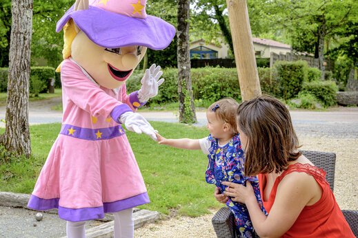 Campingmaskottchen begr��t ein Kind auf dem Campingplatz CAPFUN Breteche in Les Epesses (85).